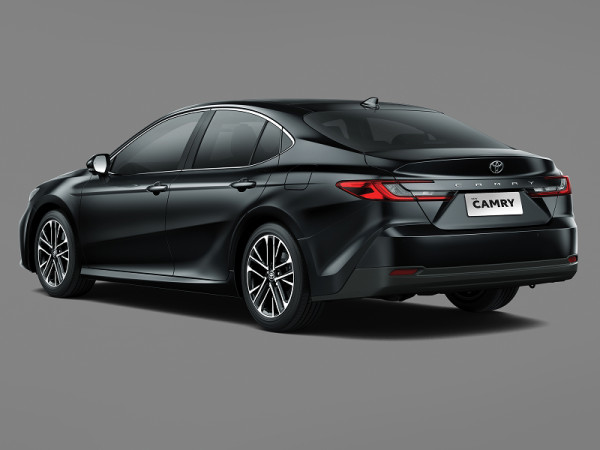 Toyota Rilis New Camry Bensin untuk Jaga Pasar Fleet, Varian Hybrid Justru Tertinggal Jauh