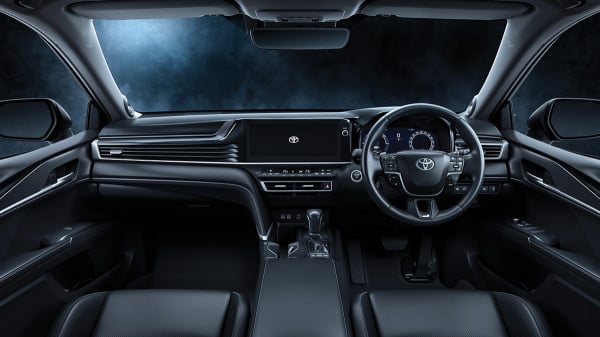 Toyota Rilis New Camry Bensin untuk Jaga Pasar Fleet, Varian Hybrid Justru Tertinggal Jauh
