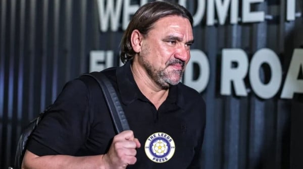 Daniel Farke, pelatih Leeds United, menghadapi tekanan berat meski tim promosi